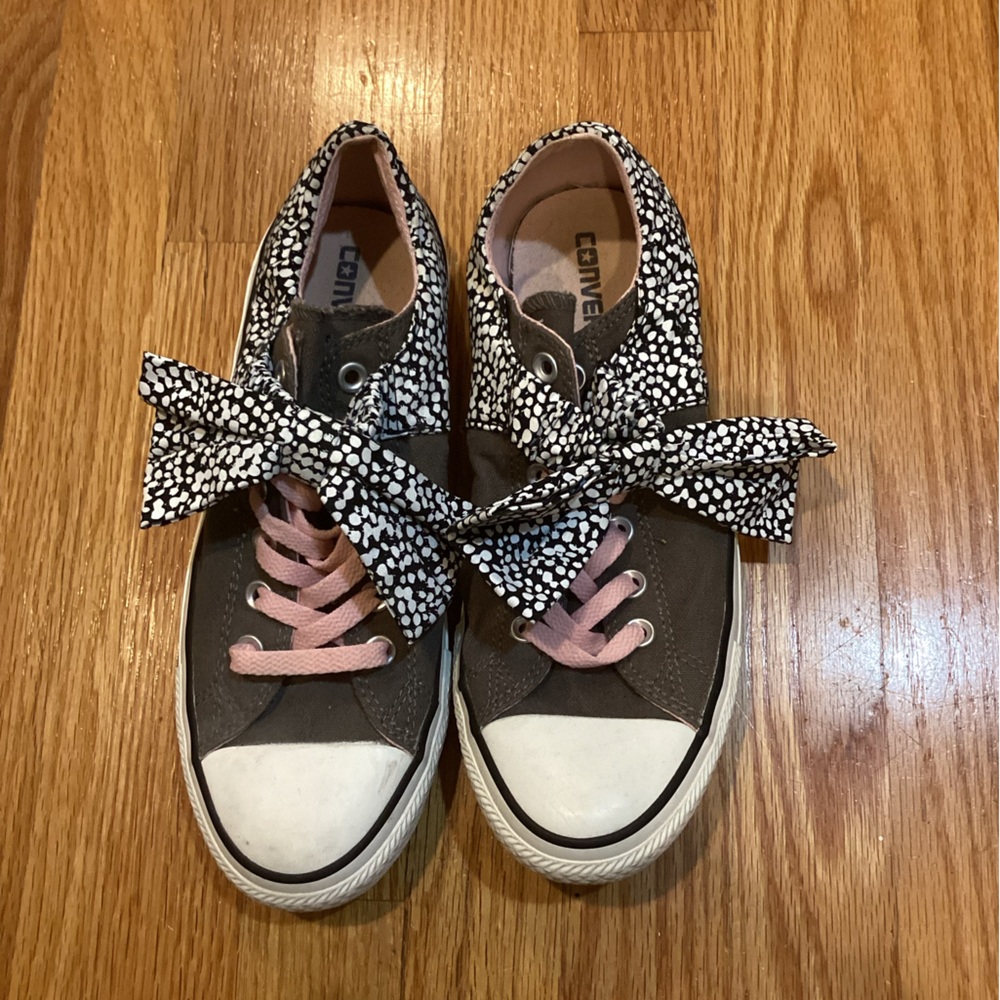 Women’s low top converse with bow detail⭐️